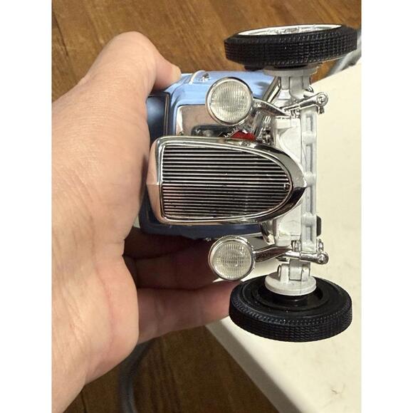 American Muscle 1:18 1934 Ford Newstalgia Street Rod Baby Blue -
